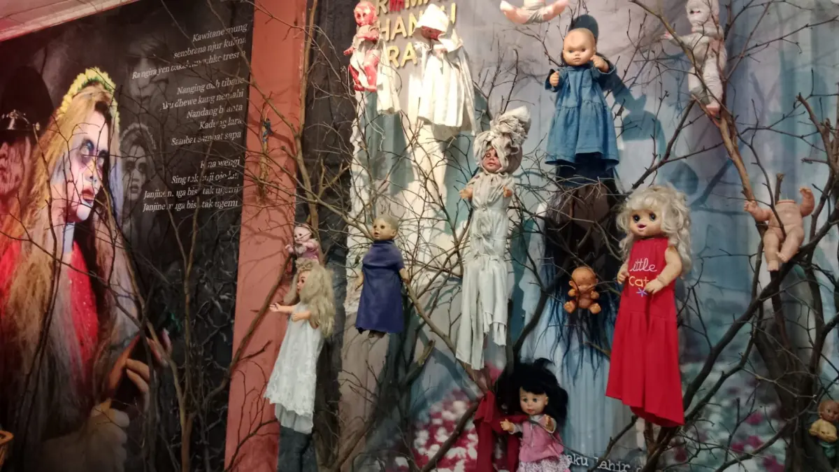 Sejumlah aksesoris boneka hantu