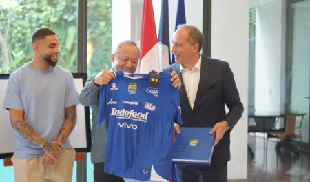 Persib Perluas Relasi Internasional, Jalin Kedekatan dengan Kedutaan Prancis di Momen Lebaran Persib Perluas Relasi Internasional, Jalin Kedekatan dengan Kedutaan Prancis di Momen Lebaran