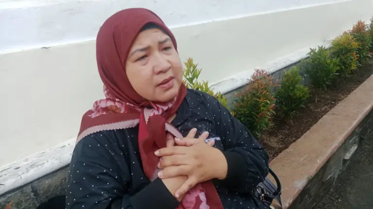 Ibunda Resbob Menangis, “Tolong Maafkan Anak Saya” Ibunda Resbob Putri Regia (Sarah/Koran Mandala)