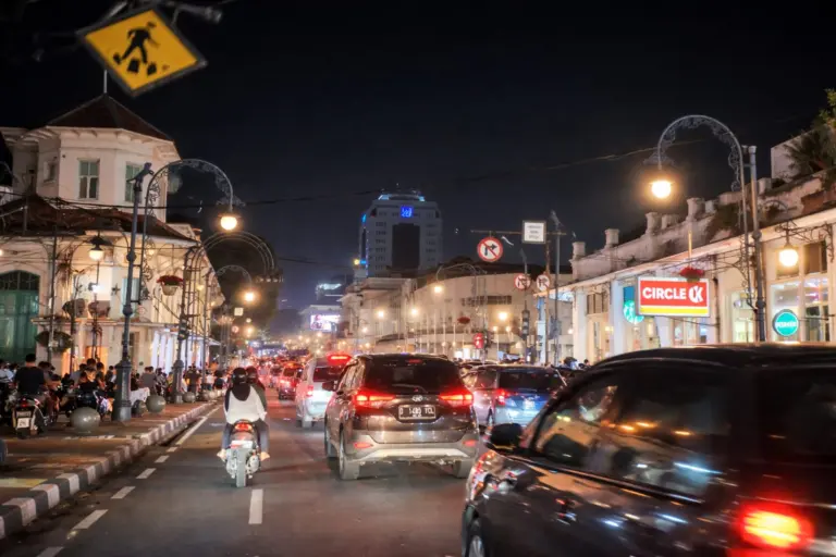 Suasana Braga dipadati pengunjung (Senin 23/3/2026)