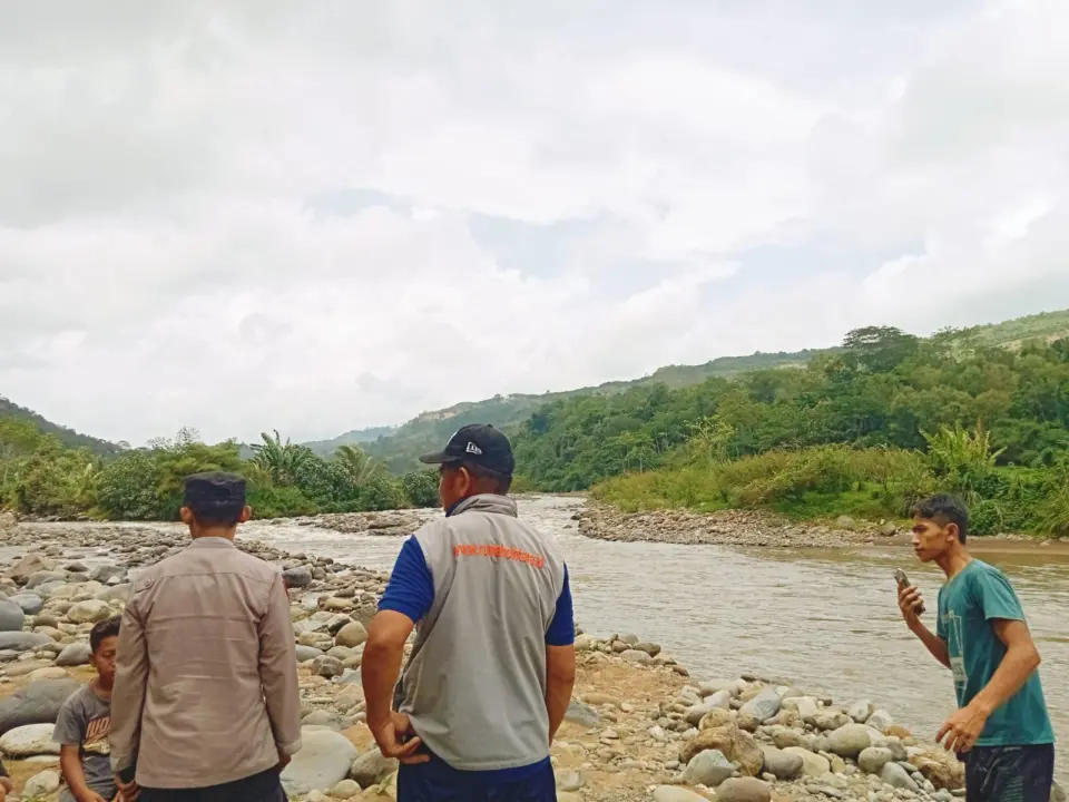 Polsek Pakenjeng Bersama Tim Gabungan Sisir Sungai Cikandang, Bocah 9 Tahun Diduga Hanyut Saat Menyeberang