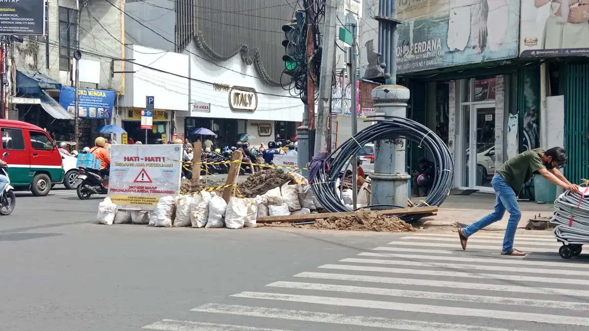 Saat Galian Kabel Membelah Jalan, Ojol Hadapi Ruang Kerja Penuh Risiko