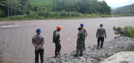 Duka di Sungai Sungai Cikandang, Bocah 9 Tahun Ditemukan Meninggal Setelah Hanyut di Pakenjeng Duka di Sungai Sungai Cikandang, Bocah 9 Tahun Ditemukan Meninggal Setelah Hanyut di Pakenjeng