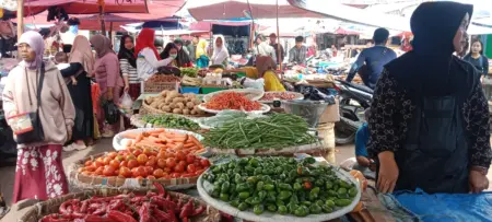 Harga Bapokting di Pasar Induk Ciawitali Turun pada Pekan Kedua Ramadan, Disperindag Pastikan Stok Aman Harga bapokting di pasar Ciawitali Garut turun