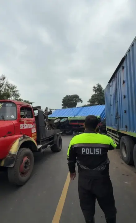Truk Bermuatan Mi Instan Terguling di Tanjakan Andir Malangbong, Lalu Lintas Sempat Macet
