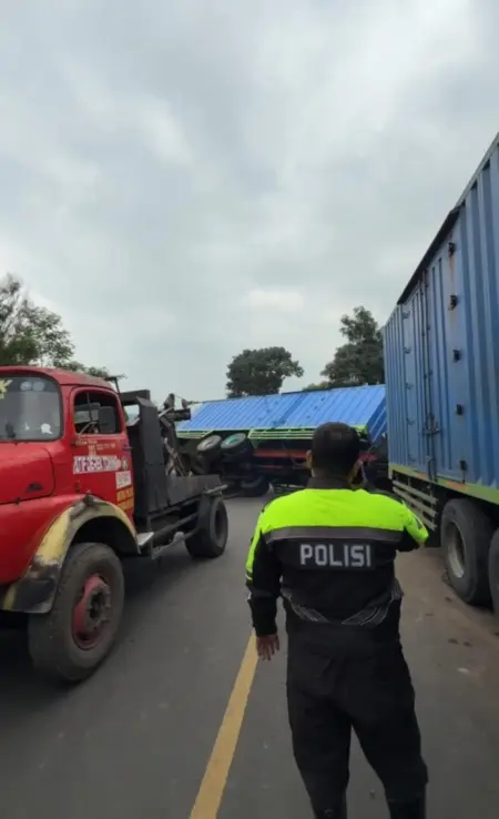 Truk Bermuatan Mi Instan Terguling di Tanjakan Andir Malangbong, Lalu Lintas Sempat Macet Truk Bermuatan Mi Instan Terguling di Tanjakan Andir Malangbong, Lalu Lintas Sempat Macet