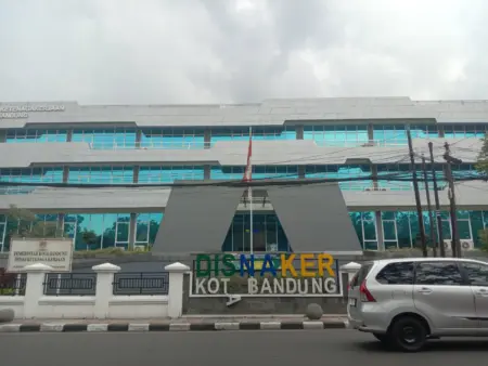 157 Perusahaan di Jabar Diadukan Soal THR 2026, Disnakertrans Lakukan Pemeriksaan Disnaker Kota Bandung Buka Posko THR, Pekerja Bisa Konsultasi dan Melapor
