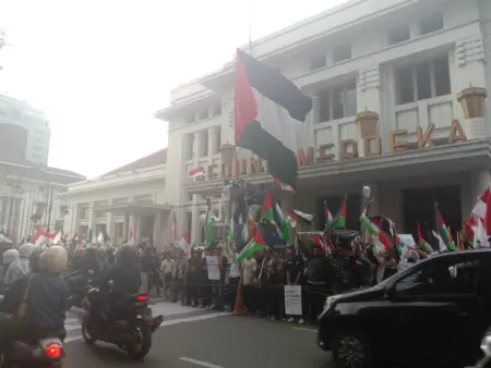 Aksi Hari Al-Quds 2026 di Bandung: Massa Serukan Dukungan untuk Palestina dan Iran Aksi Hari Al-Quds 2026 di Bandung: Massa Serukan Dukungan untuk Palestina dan Iran