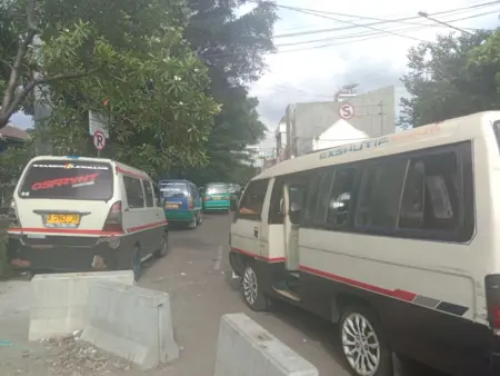 Sopir Angkot Bandung–Lembang Masih Menunggu Kompensasi Libur Lebaran dari Pemprov Jabar Sopir Angkot Bandung–Lembang Masih Menunggu Kompensasi Libur Lebaran dari Pemprov Jabar
