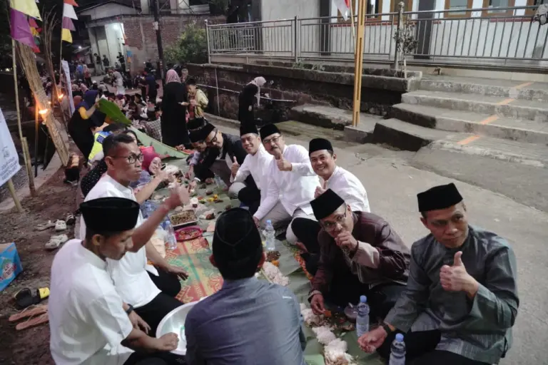 Pejabat Pemkab Garut Menginap di Rumah Warga Mekarsari, Program Rumaksa Manjang Waluya Dorong Ekonomi Desa Kunjungan para pejabat Daerah ke Selaawi Garut dalam rangka Festival kohkol.