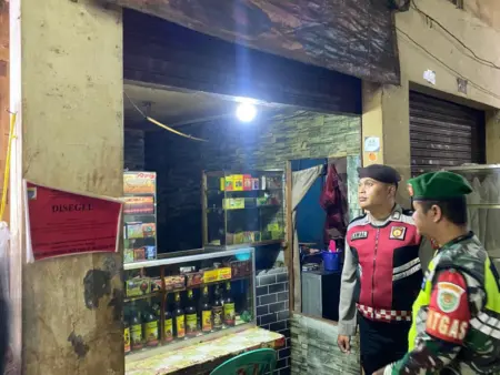 Satpol PP Bandung Sita 3 Dus Miras Ilegal di Pasar Andir Saat Operasi Ramadan