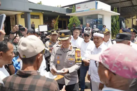 Kurangi Kemacetan Jalur Mudik Garut, Dedi Mulyadi Salurkan Kompensasi Rp1,4 Juta untuk Kusir Delman dan Tukang Becak Kurangi Kemacetan Jalur Mudik Garut, Dedi Mulyadi Salurkan Kompensasi Rp1,4 Juta untuk Kusir Delman dan Tukang Becak