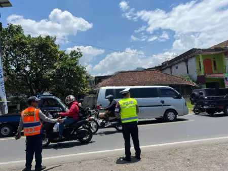 Antisipasi Kepadatan, Polres Garut Terapkan One Way Bandung–Tasikmalaya Antisipasi Kepadatan, Polres Garut Terapkan One Way Bandung–Tasikmalaya