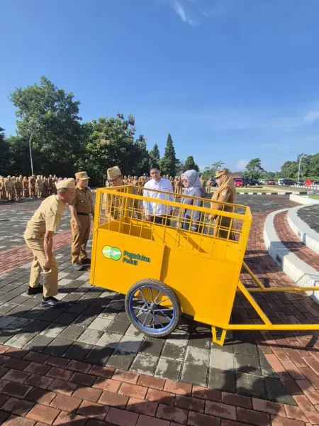 Pegadaian Serahkan 12 Armada Angkut Sampah, Dukung Program “Kuningan Terawat”