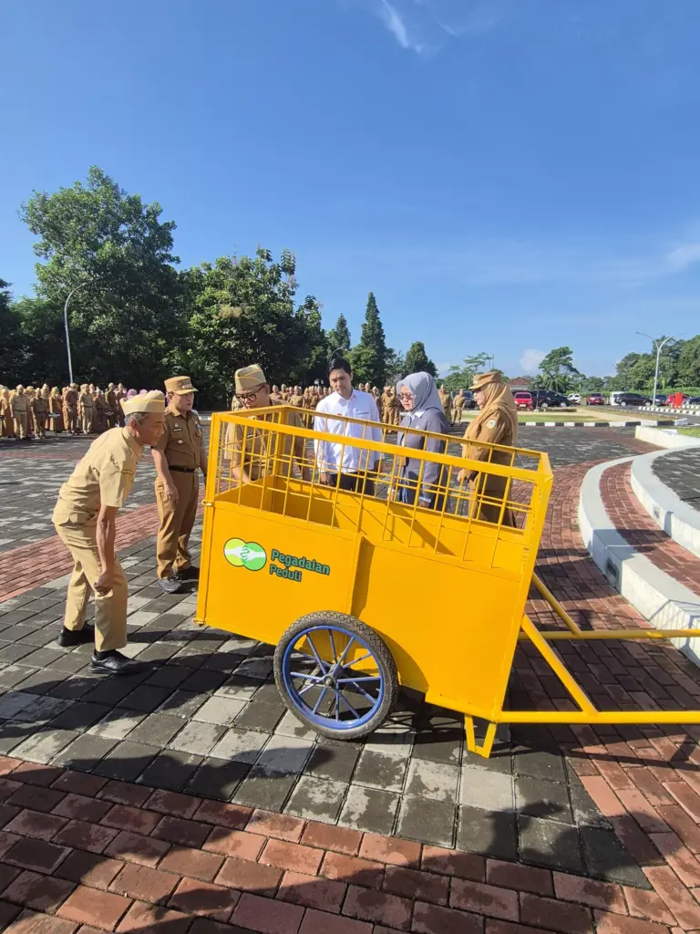 Pegadaian Serahkan 12 Armada Angkut Sampah, Dukung Program “Kuningan Terawat” Pegadaian Serahkan 12 Armada Angkut Sampah, Dukung Program “Kuningan Terawat”