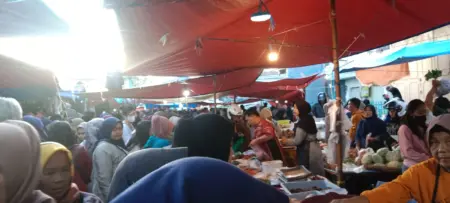 Isu Lebaran Serentak, Pusat Perbelanjaan di Garut Dipadati Warga Isu Lebaran Serentak, Pusat Perbelanjaan di Garut Dipadati Warga