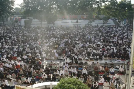 Bupati Garut Ajak Warga Jadikan Idulfitri Momentum Pererat Persaudaraan Bupati Garut Ajak Warga Jadikan Idulfitri Momentum Pererat Persaudaraan