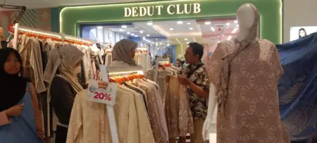 Hari Raya, Penjual Baju di Garut Masih Raup Omzet, Pembeli Tetap Berdatangan Hari Raya, Penjual Baju di Garut Masih Raup Omzet, Pembeli Tetap Berdatangan