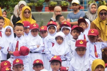 Hari Pertama Sekolah Usai Lebaran, Siswa SD di Bandung Disambut Antusias Hari Pertama Sekolah Usai Lebaran, Siswa SD di Bandung Disambut Antusias
