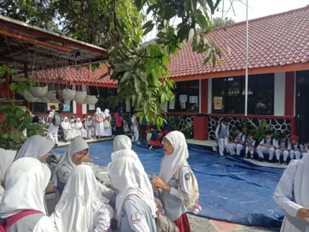Praktisi Pendidikan Nilai PP Tunas Krusial Lindungi Anak dari Dampak Negatif Digital Siswa-siswi di SDN 186 Cipadung berinteraksi tatap muka