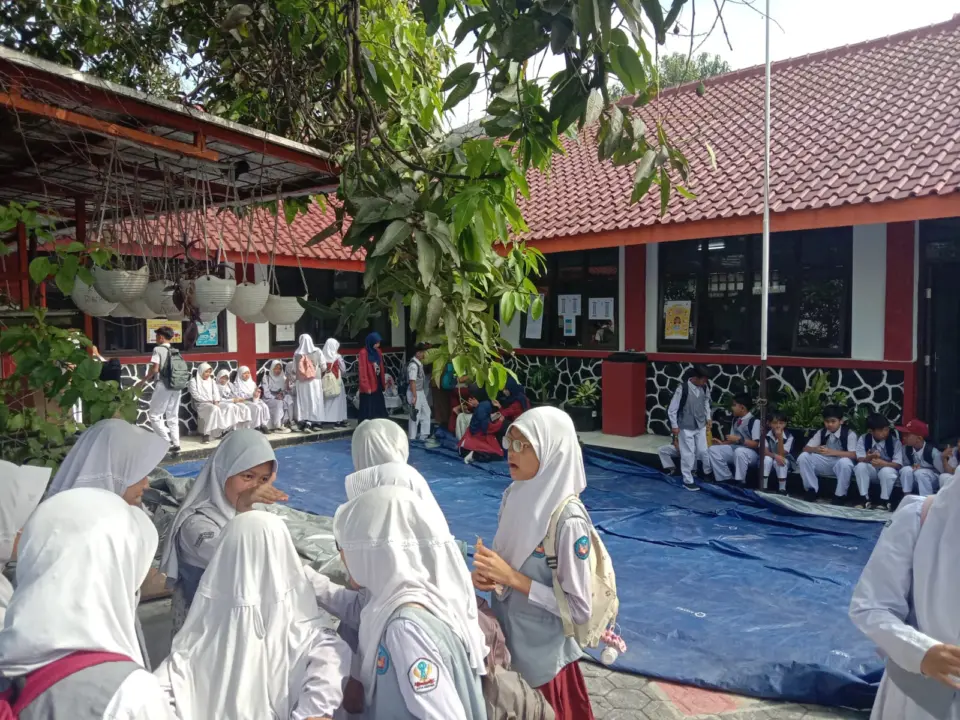 Siswa-siswi di SDN 186 Cipadung berinteraksi tatap muka