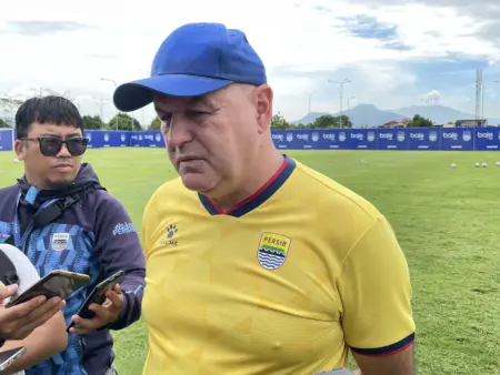 Bojan Hodak Semprot Pemain Persib: “Gol Itu Terjadi karena Kami Berhenti Bermain!” Skuad Mulai Lengkap, Hodak Siapkan Persib Hadapi Ujian di Padang