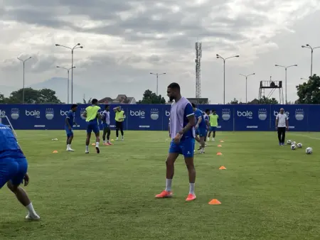 Persib Diminta Tetap Membumi, Fokus Hadapi Semen Padang Lebih Dulu Persib Diminta Tetap Membumi, Fokus Hadapi Semen Padang Lebih Dulu