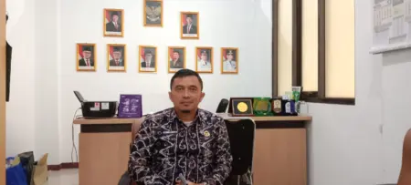 Konflik Timur Tengah Memanas, Kemenhaj Garut Pastikan Jemaah Umrah Asal Indonesia dalam Kondisi Aman Kepala Kantor Kementerian Haji dan Umrah Kabupaten Garut, H. Indra Azwar Mawardi,