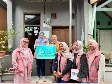 Ramadan Penuh Berkah, PLN UP3 Bandung Nyalakan Listrik untuk Warga Parakan Saat