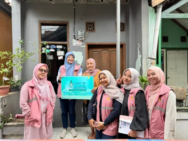 Ramadan Penuh Berkah, PLN UP3 Bandung Nyalakan Listrik untuk Warga Parakan Saat