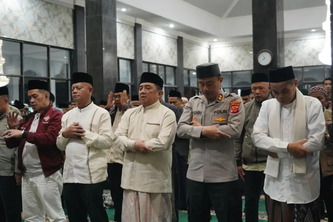 Kapolres Garut dan Forkopimda Gelar Safari Ramadan di Cikajang, Serahkan Bantuan Al-Qur’an