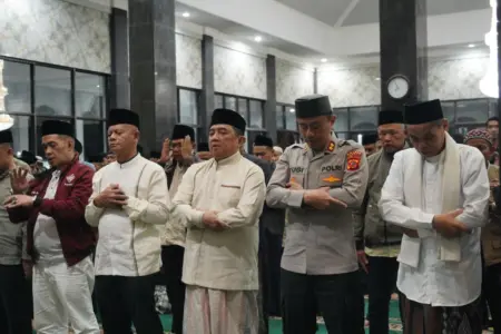 Kapolres Garut dan Forkopimda Gelar Safari Ramadan di Cikajang, Serahkan Bantuan Al-Qur’an Kapolres Garut dan Forkopimda Gelar Safari Ramadan di Cikajang, Serahkan Bantuan Al-Qur’an