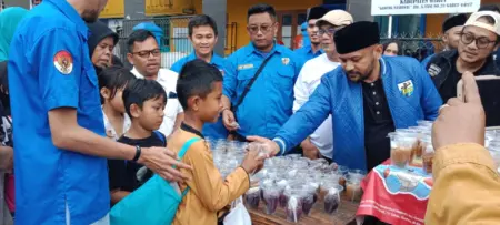 KNPI Garut Kolaborasi dengan Dispora dan Insan Pers Bagikan Takjil di Jalan Ahmad Yani KNPI Garut Kolaborasi dengan Dispora dan Insan Pers Bagikan Takjil di Jalan Ahmad Yani