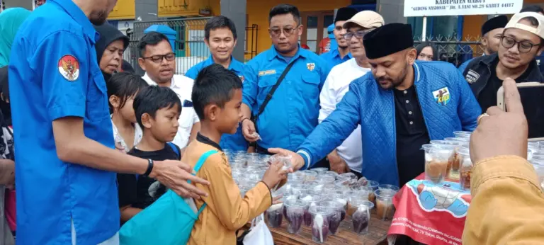 KNPI Garut Kolaborasi dengan Dispora dan Insan Pers Bagikan Takjil di Jalan Ahmad Yani