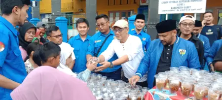 DPD KNPI Garut Berbagi Takjil, Kadispora Apresiasi Kepedulian Pemuda DPD KNPI Garut Berbagi Takjil, Kadispora Apresiasi Kepedulian Pemuda