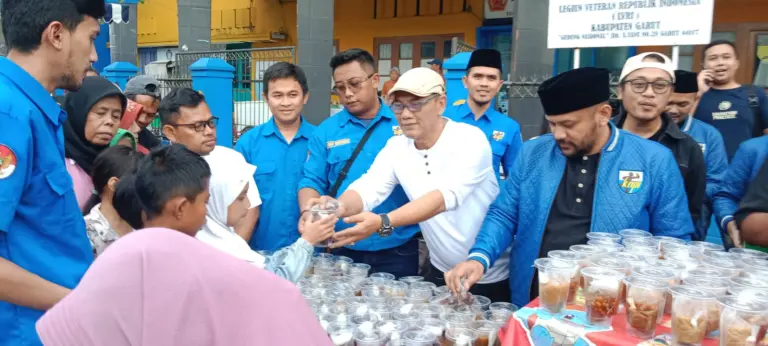 DPD KNPI Garut Berbagi Takjil, Kadispora Apresiasi Kepedulian Pemuda DPD KNPI Garut Berbagi Takjil, Kadispora Apresiasi Kepedulian Pemuda