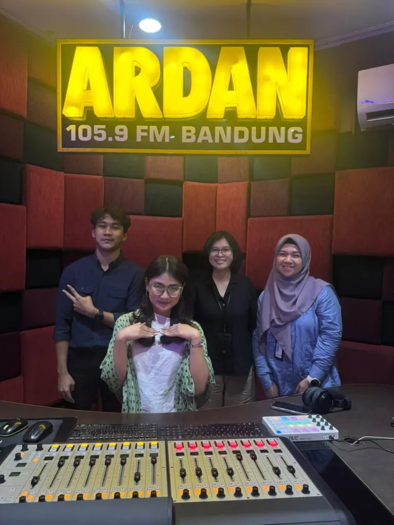 PLN UP3 Bandung Sosialisasikan Bahaya Listrik di Musim Hujan dan Promo Tambah Daya Ramadan Lewat Radio