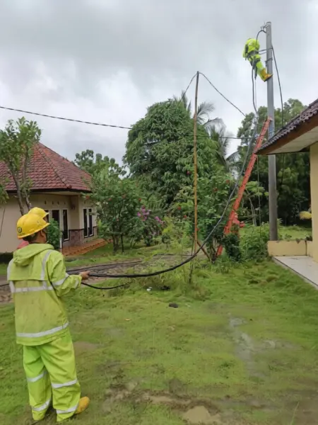Tim PDKB PLN UP3 Bandung Dukung Percepatan Listrik Desa di Sukabumi Jelang Ramadan Tim PDKB PLN UP3 Bandung Dukung Percepatan Listrik Desa di Sukabumi Jelang Ramadan