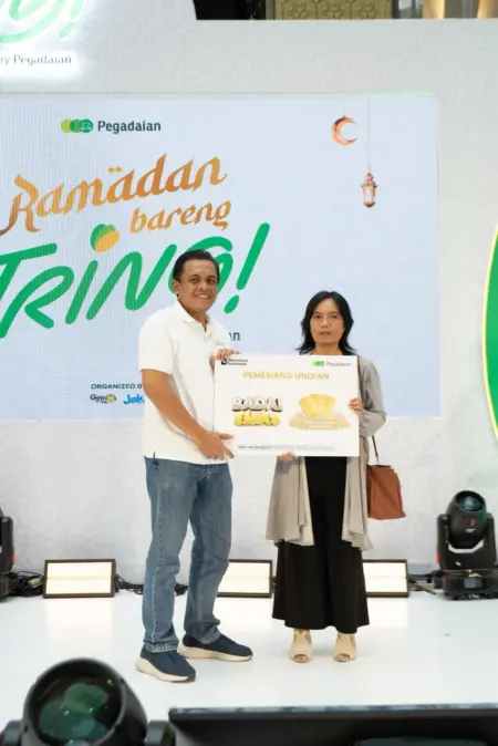 Pegadaian Serahkan Hadiah Undian Badai Emas di Bandung, Nasabah Dago Menang Emas 124 Gram