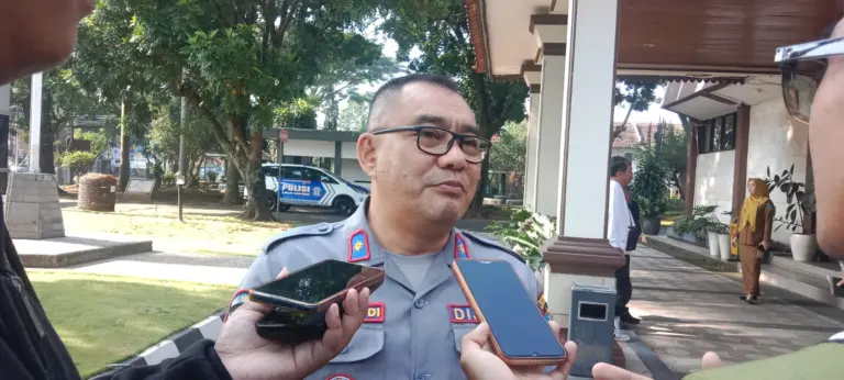 Dishub Berlakukan Pembatasan Angkutan Barang hingga 29 Maret 2026 Kadis Dishub Garut Satriabudi wawancara di Pemda Garut