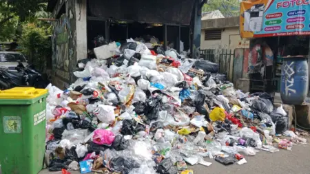 Tumpukan Sampah Kembali Terlihat di Tamansari Bandung, Warga dan Mahasiswa Keluhkan Bau Menyengat