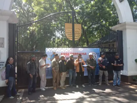 DPD Sundawani dan LSM Maung Kaboa Gelar Aksi di Balai Kota Bandung, Soroti Seleksi Dewas dan Direksi Perumda Tirtawening DPD Sundawani dan LSM Maung Kaboa Gelar Aksi di Balai Kota Bandung, Soroti Seleksi Dewas dan Direksi Perumda Tirtawening