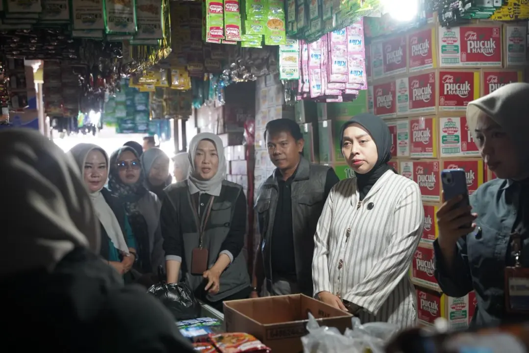 Wakil Bupati Garut, Putri Karlina, melakukan kunjungan ke Pasar Andir