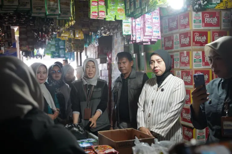 Wabup Garut Sidak Pasar Andir, Tindaklanjuti Keluhan Warga soal LPG 3 Kg Wakil Bupati Garut, Putri Karlina, melakukan kunjungan ke Pasar Andir