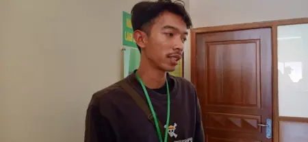 Irfan penjaga Konter HP di Sukahaji Bandung