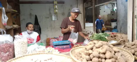 Harga Bahan Pokok di Pasar Ciawitali Garut Mulai Naik Jelang Lebaran 2026 Harga komoditi sayuran dan komoditi hewani naik di pasar Ciawitali Garut.