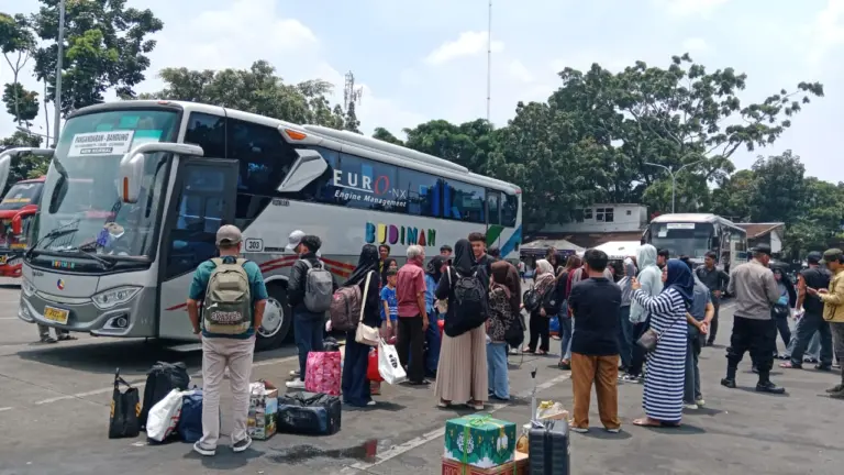 Pemudik Keluhkan Sistem Pemberangkatan Bus di Terminal Cicaheum, Penumpang Online Tak Kebagian Kursi