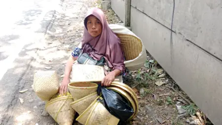 Menjaga Anyaman, Menjaga Harapan: Perjalanan Dewi dari Garut ke Bandung Demi Keluarga Menjaga Anyaman, Menjaga Harapan: Perjalanan Dewi dari Garut ke Bandung Demi Keluarga