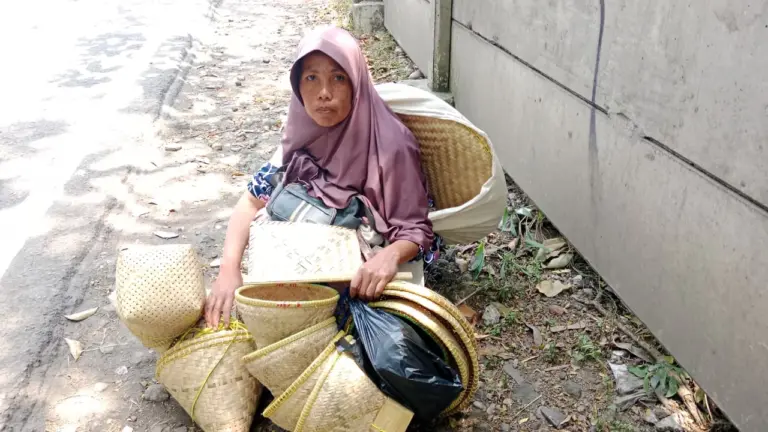 Menjaga Anyaman, Menjaga Harapan: Perjalanan Dewi dari Garut ke Bandung Demi Keluarga Menjaga Anyaman, Menjaga Harapan: Perjalanan Dewi dari Garut ke Bandung Demi Keluarga