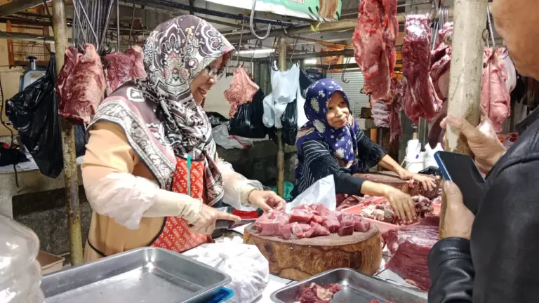 Jelang Idulfitri, Pembeli Daging Sapi di Pasar Kosambi Meningkat hingga 50 Persen Jelang Idulfitri, Pembeli Daging Sapi di Pasar Kosambi Meningkat hingga 50 Persen